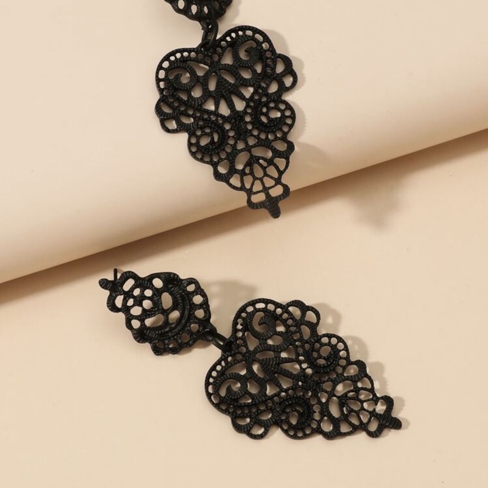 Hollow Out Vintage Style Black Lace Dangle Earrings - Picture 4 of 6